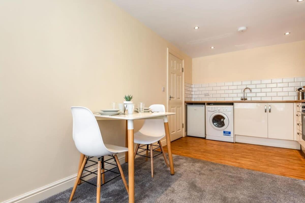 Bright 1 Bedroom Budget Flat In Central Понтефракт Екстер'єр фото