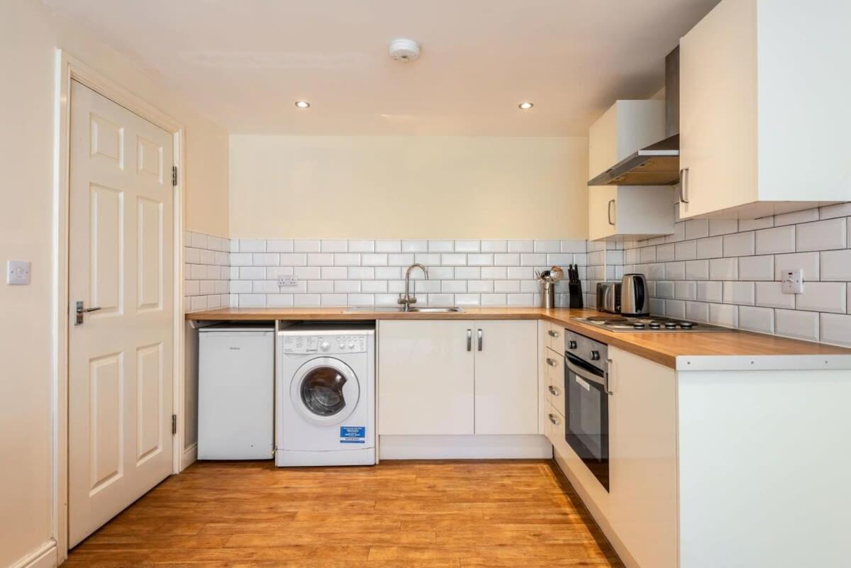 Bright 1 Bedroom Budget Flat In Central Понтефракт Екстер'єр фото