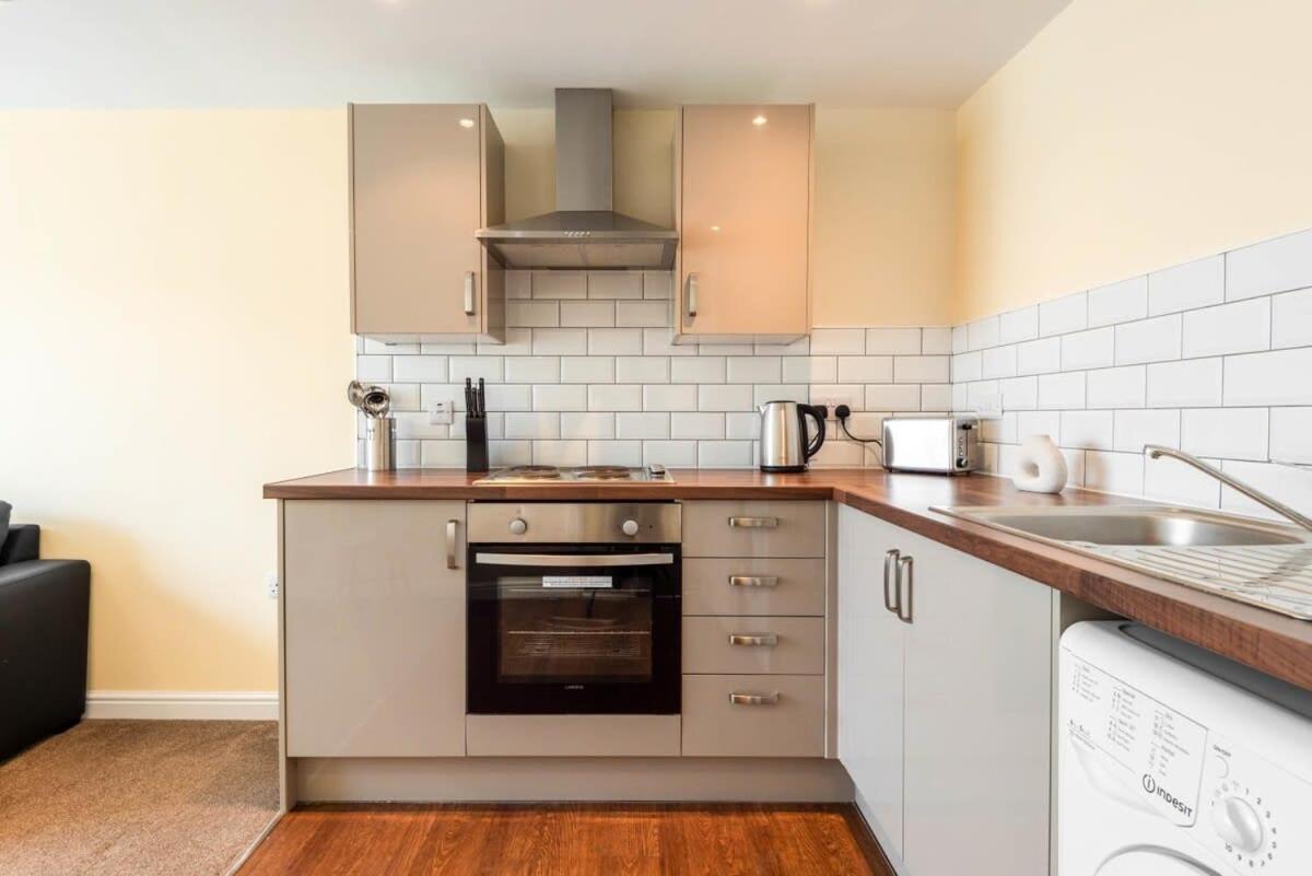 Bright 1 Bedroom Budget Flat In Central Понтефракт Екстер'єр фото